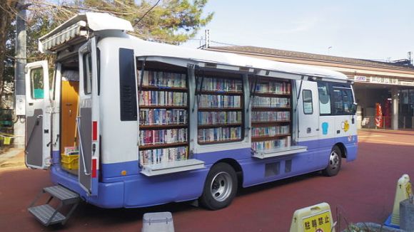 Mobile_library_bus_in_front_of_Inokashira-Kōen_Station_20160226