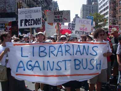 Bibliotekarier som demonstrerar och håller i ett plakat som dt står 