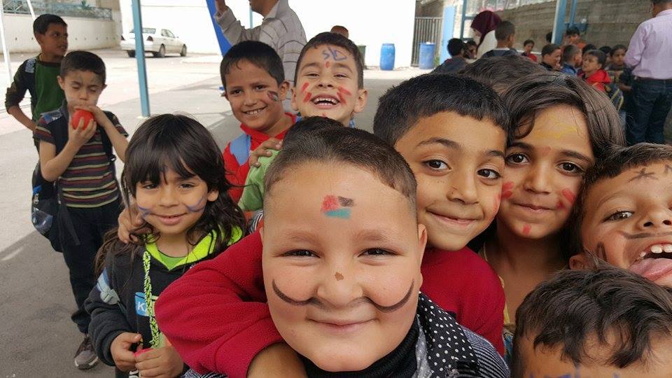 Fotografi på glada barn från YCC läsfestival 2016.